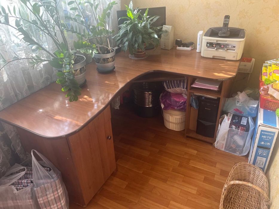 Компьютерный стол с компьютером