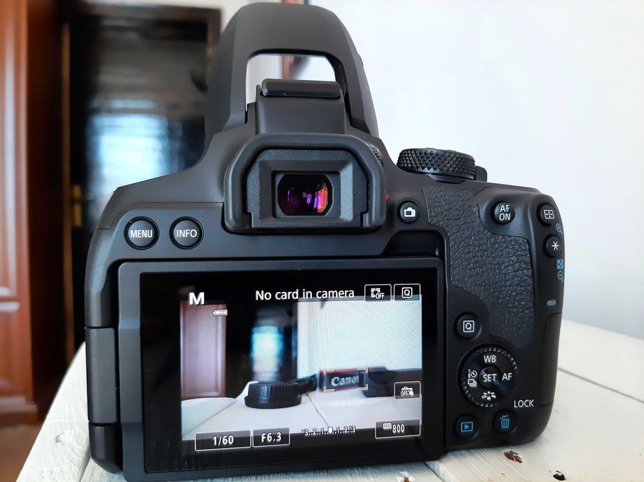 Canon EOS 850D DSLR с Canon EF 24-105mm f/3.5-5.6 IS STM