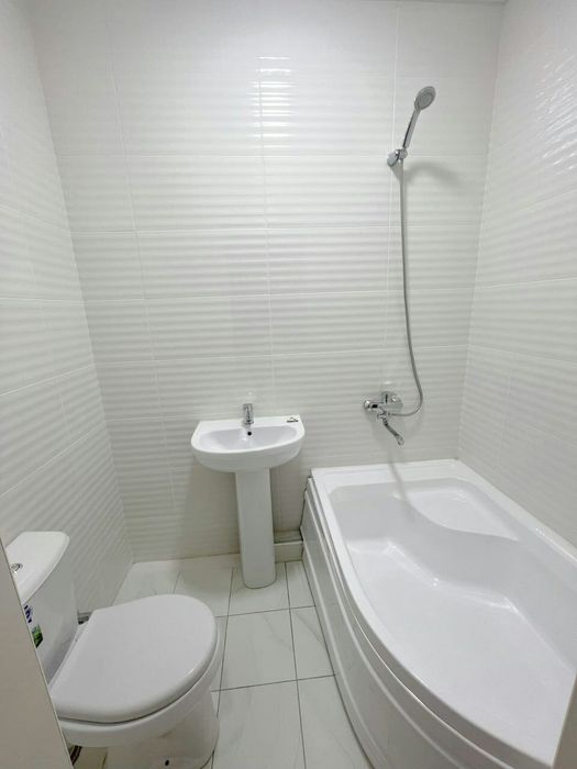 Uy sotiladi. Yashinobod Olmos rezedent. 4xona. 95kv.m