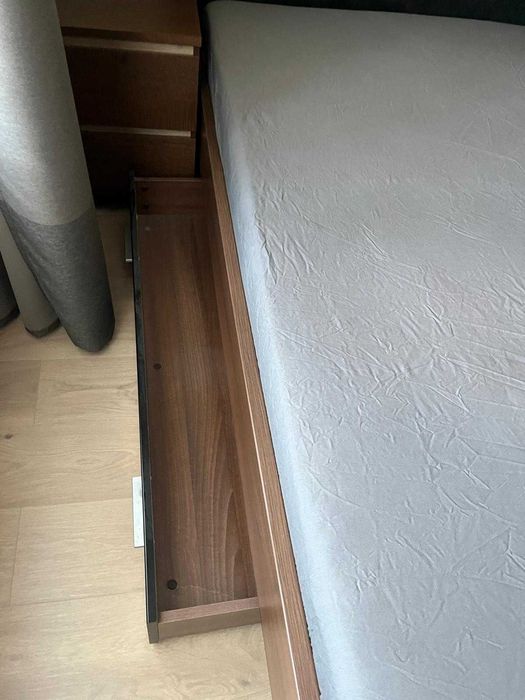 Pat matrimonial 160x200 cu tăblie tapițată și sertare