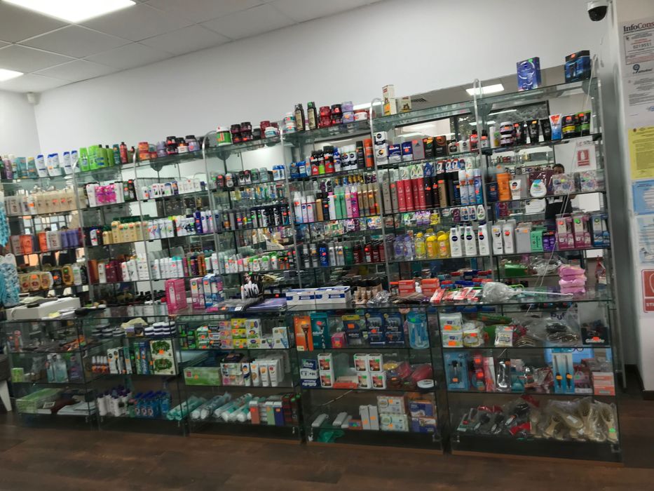 Vand rafturi  si mese de sticla !