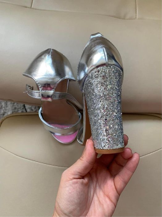 Sandale argintii noi