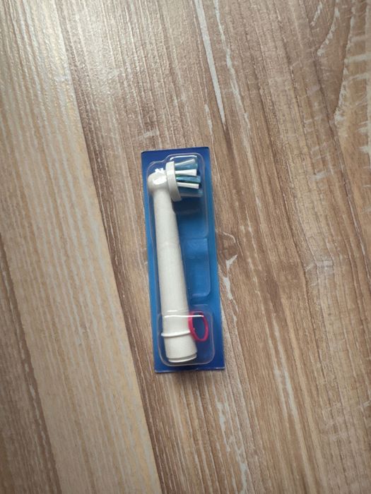 Електрическа четка за зъби Oral B (уред, приставки, зарядно)