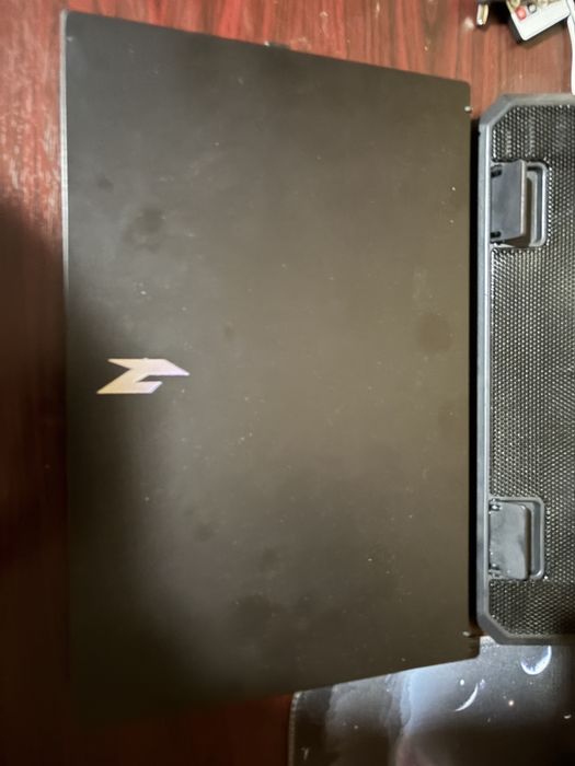 Vând laptop gaming Acer Nitro V 15, în stare foarte bună, folosit foarte puțin.