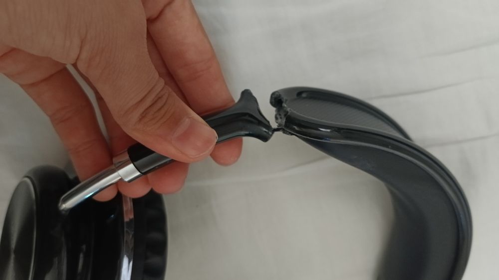 Наушники сломались.