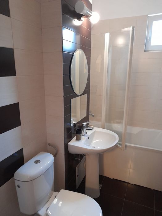 Inchiriez apartament in str. Plopilor