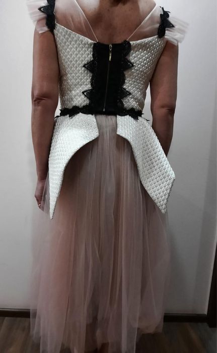 Bust alb din dantela  si  fusta voal roz prafuit ..