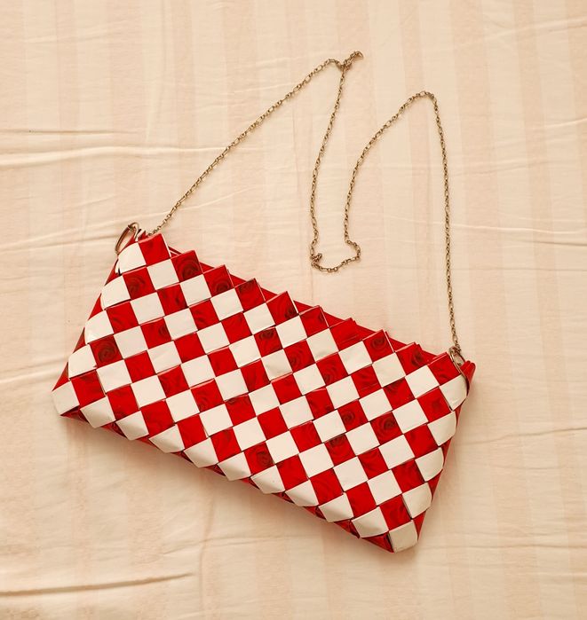 geanta plic ocazii hand made, impletita, alb cu rosu si lant