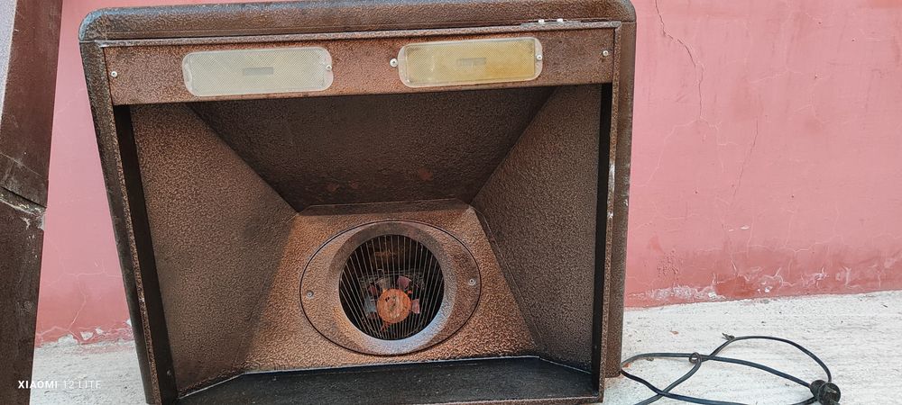 Вытяжка для кухни коричневая Б/У  рабочий состояни  Азгина  келиштирам