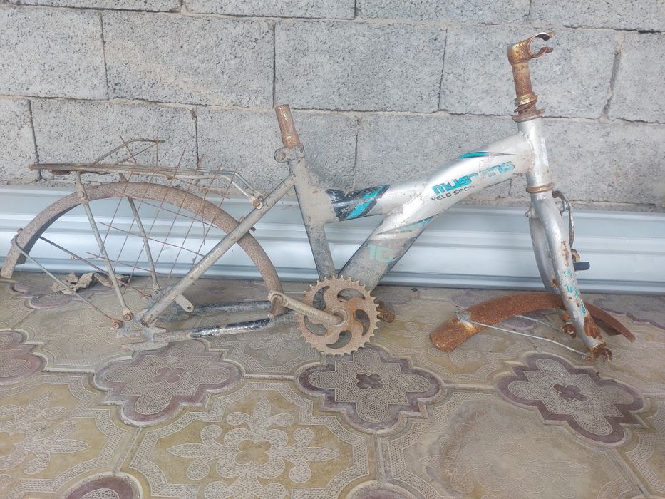 Старые велосипеды.