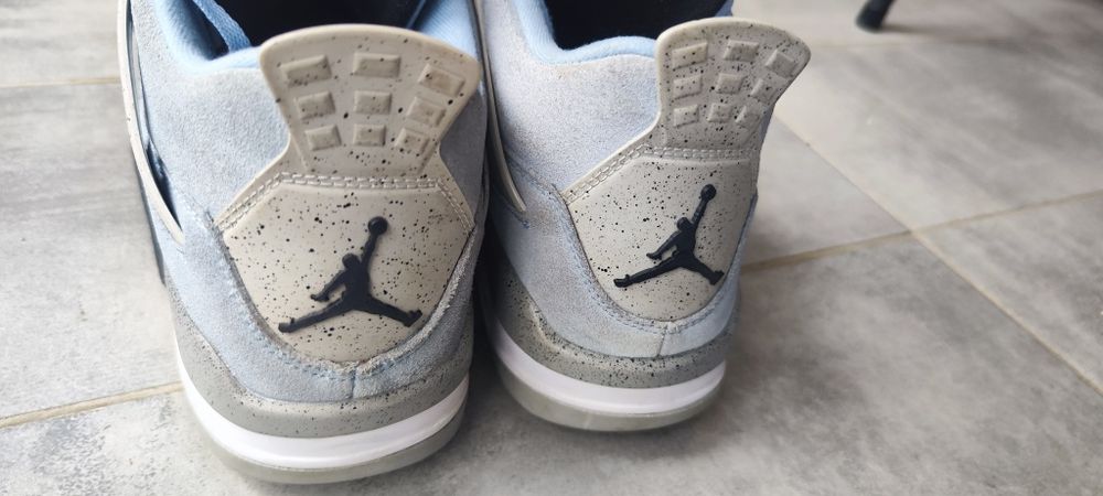 Vând Jordan 4 Retro University Blue