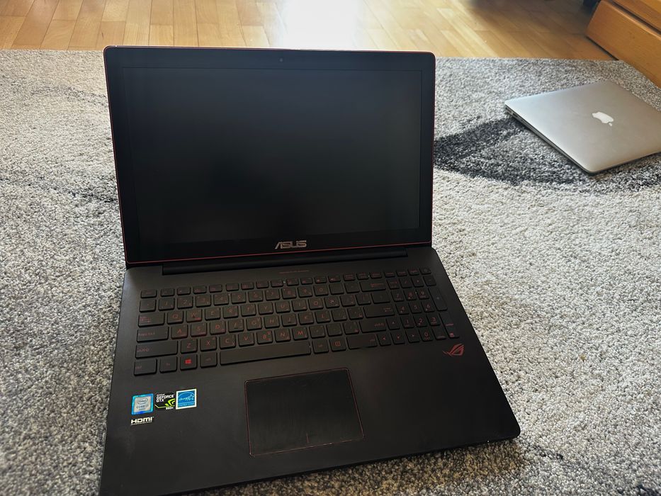 ASUS ROG геймърски лаптоп