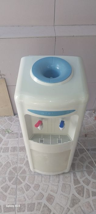 Куллер сув учун сотилади Продаётся куллер для воды.Хамма жойи ишлиди.
