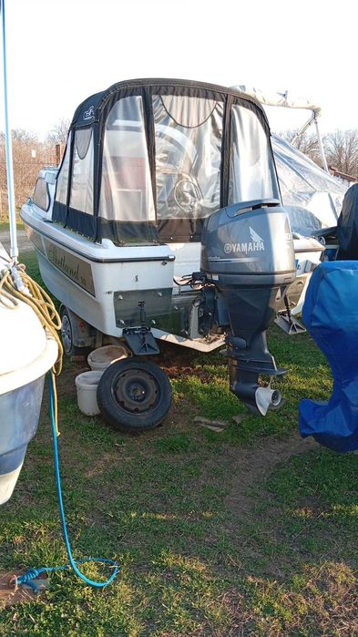 Barca cu motor de 100 cp
