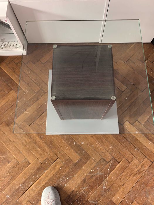 Масивна холна маса със стъкло