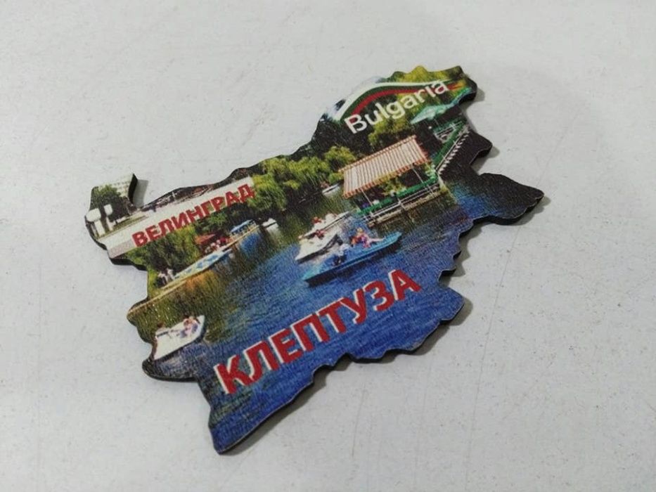 Магнитни стикери върху дърво за 50 броя форма като картата на България
