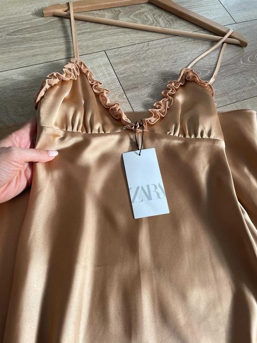 Стаенирана рокля Zara