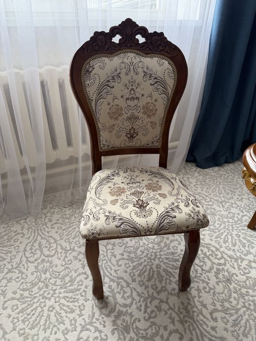 Стол со стульями