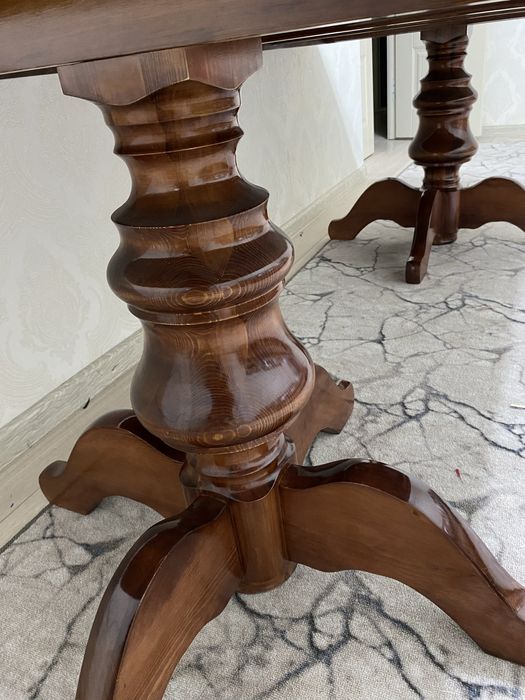 Добротный обеденный стол