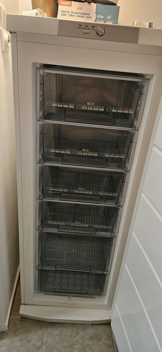 Vând Congelator AEG cu 6 sertare