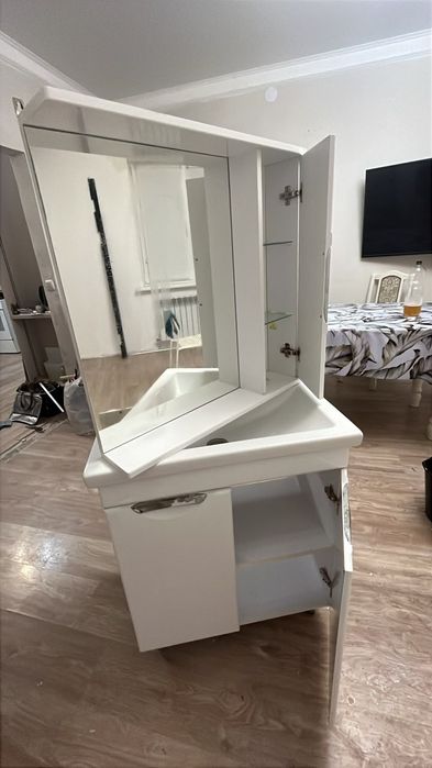 Продам раковину с тумбой