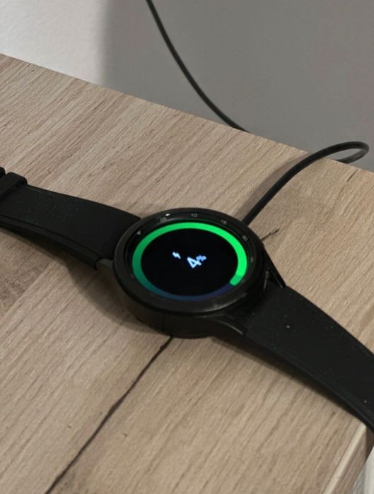 Smartwatch Samsung Galaxy Watch 4 Classic 46 mm – stare foarte bună – încărcător wireless inclus