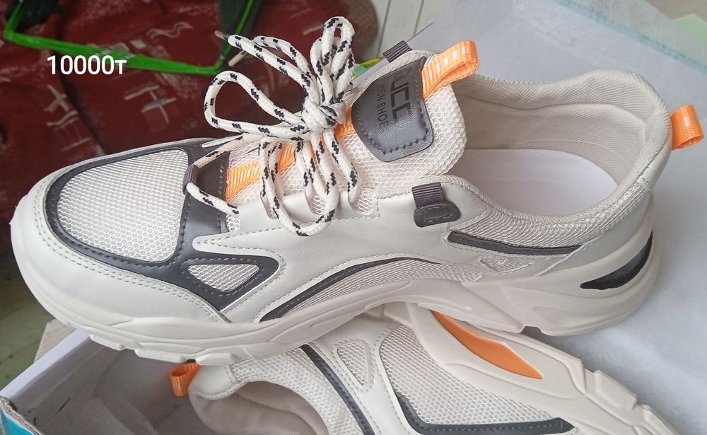 Кросовки 42 размер новые