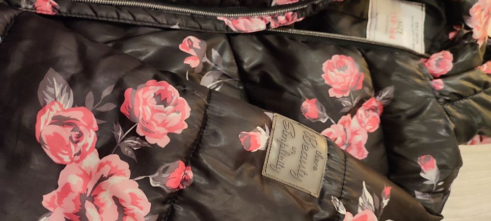 Gecuta Simplicity, deosebita, neagră cu trandafiri, guler înalt