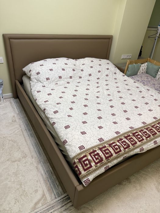 Продается двуспальная кровать