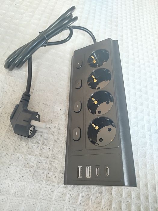 Ъглов разклонител с 4 гнезда,2 USB-A,2 USB-C