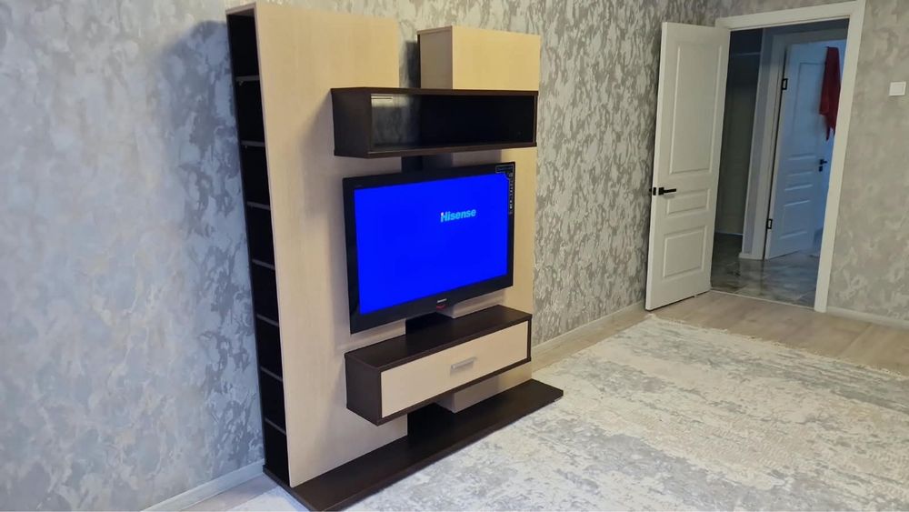 Продам комплект: телевизор Hisense +ТВ-стенка / горка