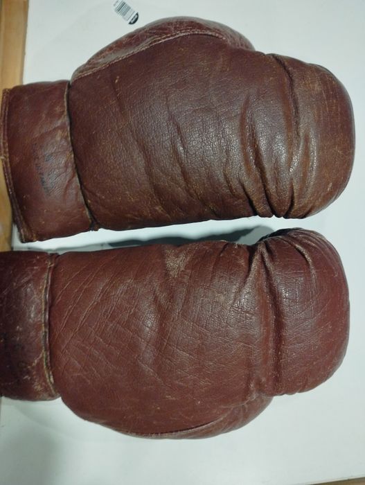 Стари боксови ръкавици