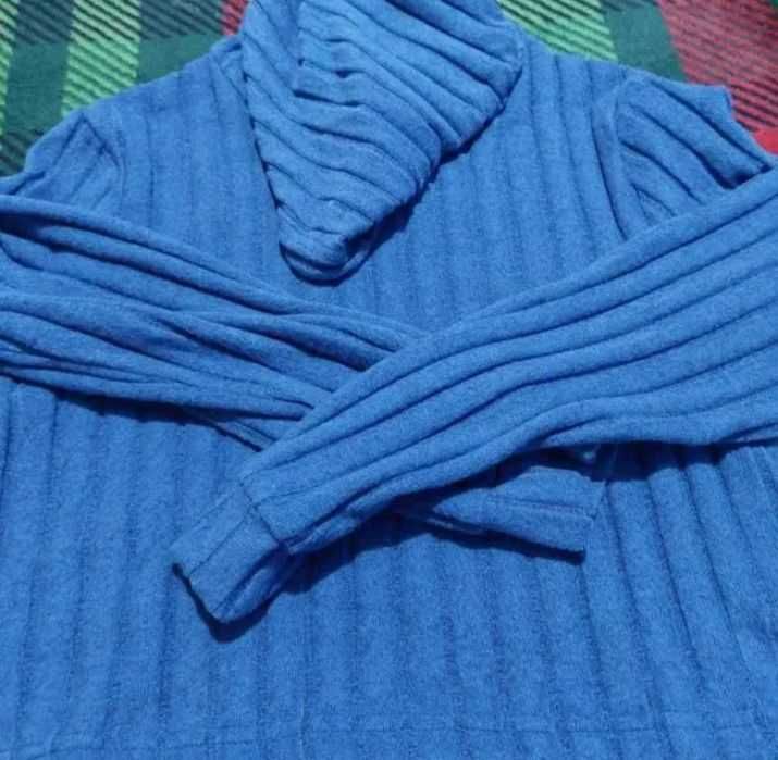 Hanorac sport casual cu glugă.