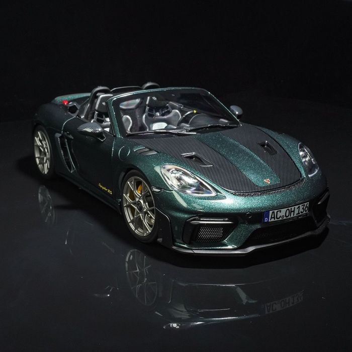 Модель автомобиля Porsche 718 Spyder в масштабе 1:18 от бренда NOREV