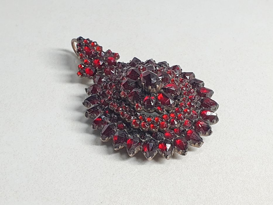 Pandantiv din argint 925 cu granate naturale și compartiment cu sticlă