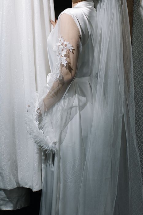 Пеньюар белого цвета с платьем