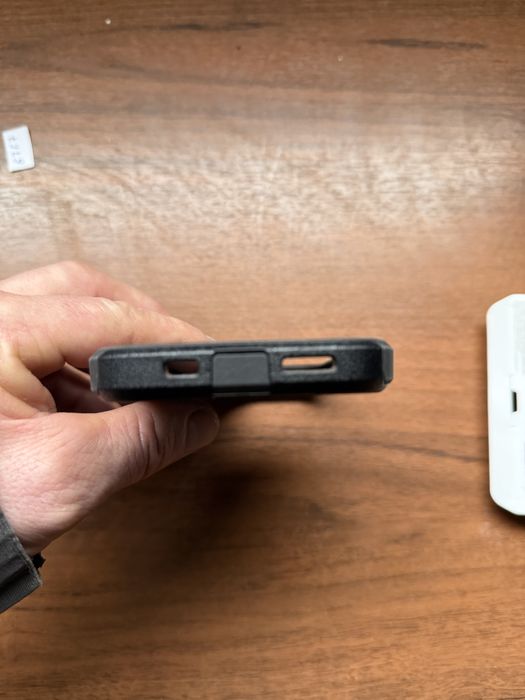 Продам оригинальный чехол для айфон 16 про Otterbox