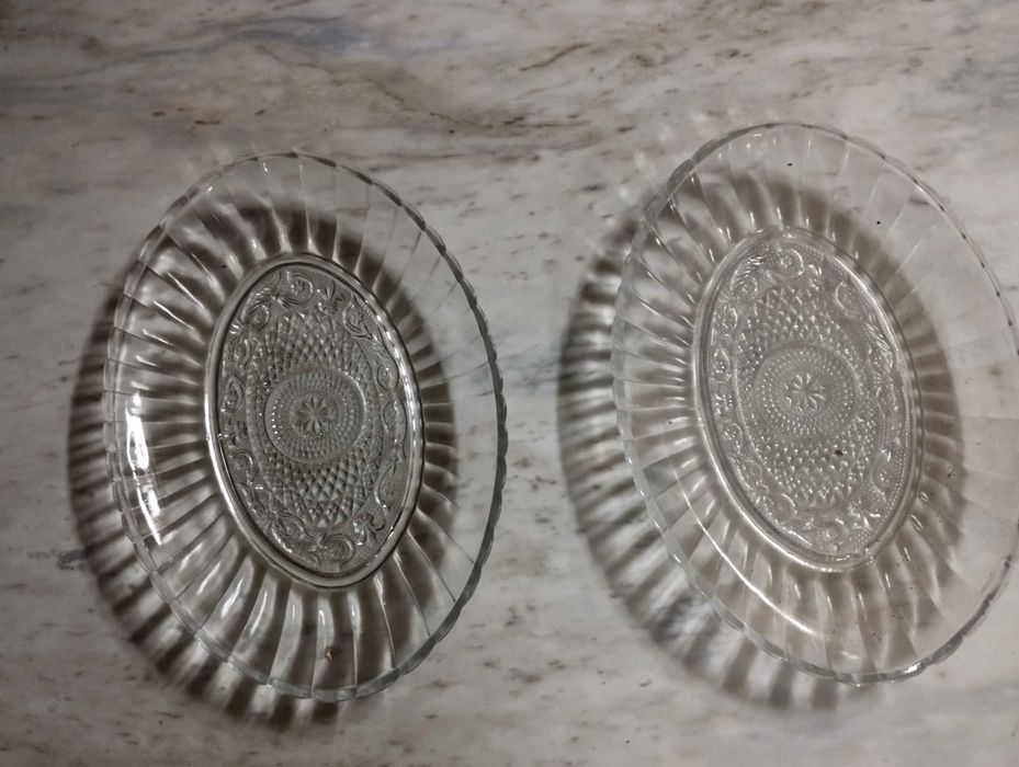 Стъклени чинии и купи