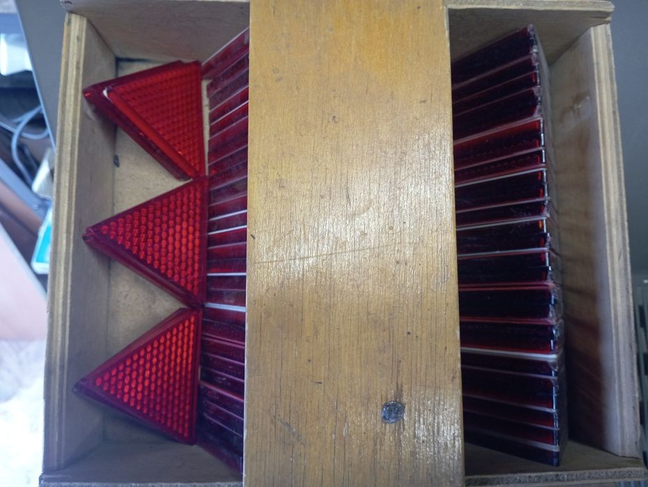 Продам треугольники  светоотражающие