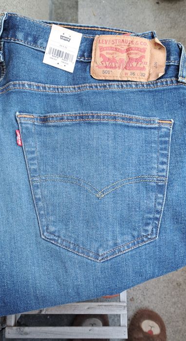 Jeans Levi's noi, cu etichetă.