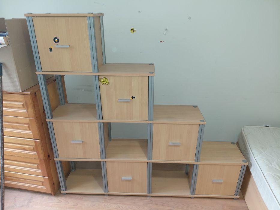 Етажерка с вратички