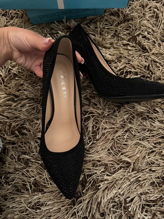 Елегантни черни токчета с камъчета