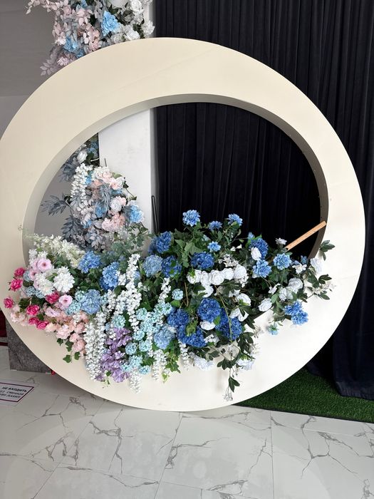 Фотозона декорация искуственные цветы