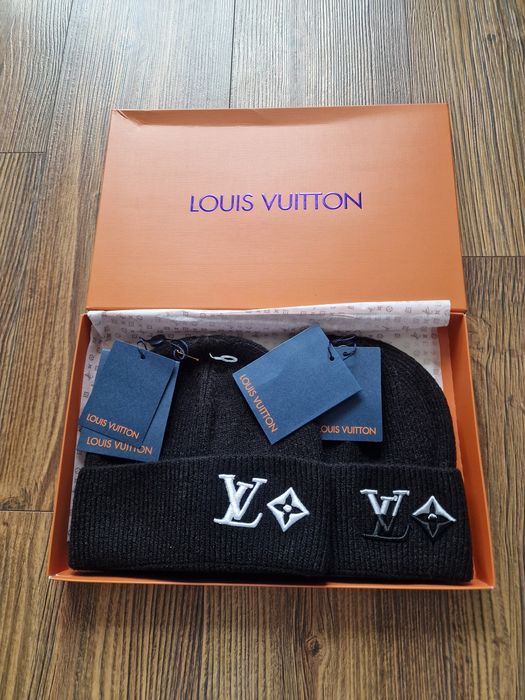 Страхотна шапкa сет в кутия зимни LV
