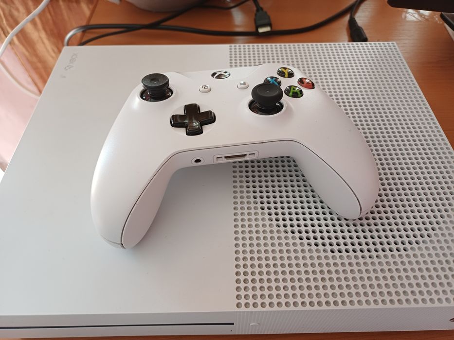 Vând xbox one s  in stare f buna