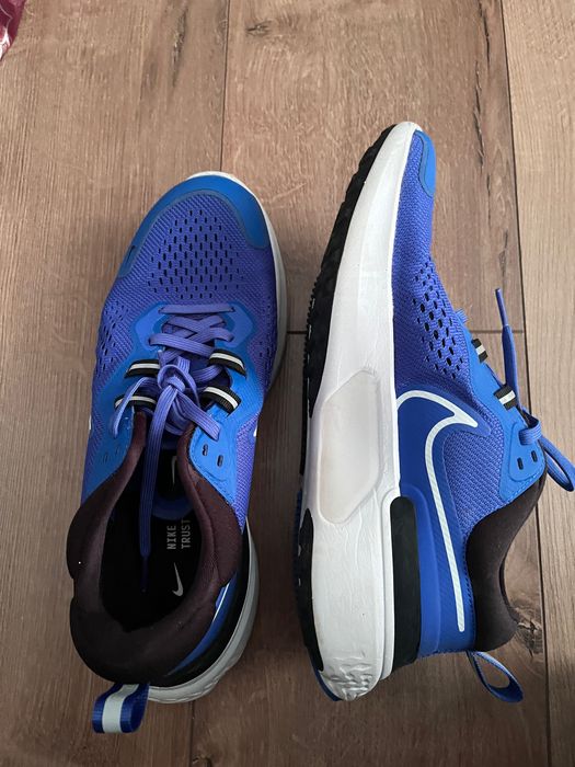 Продам мужские кроссовки Nike