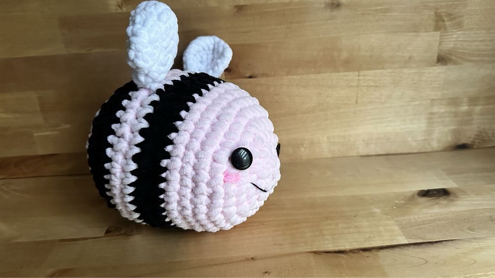 Плетени играчки - пчеличка