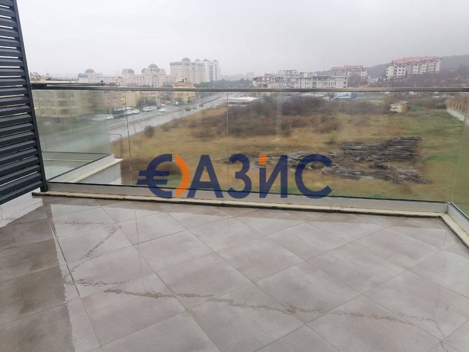 Два 2-стайни апартамента на 4-ти етаж със страничен изглед към морето