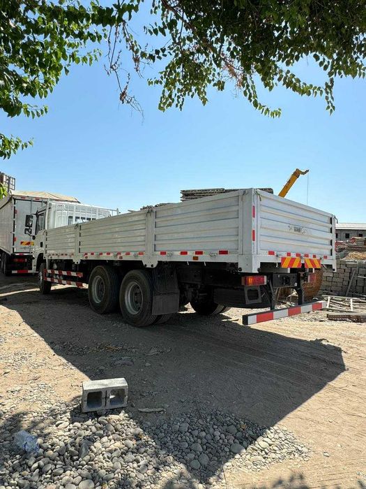 SHACMAN L3000: Bortavoy yuk tashishda yuqori sifat va chidamlilik.