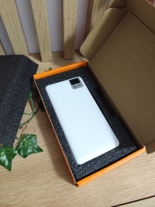 NOUA Baterie externa 10.000 Ah cu cablu inclus model slim deosebit